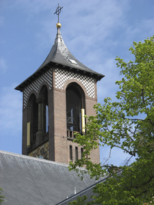905887 Gezicht op de toren van de St.-Antonius van Paduakerk (Kanaalstraat 198) te Utrecht, vanaf de Abel Tasmanstraat.